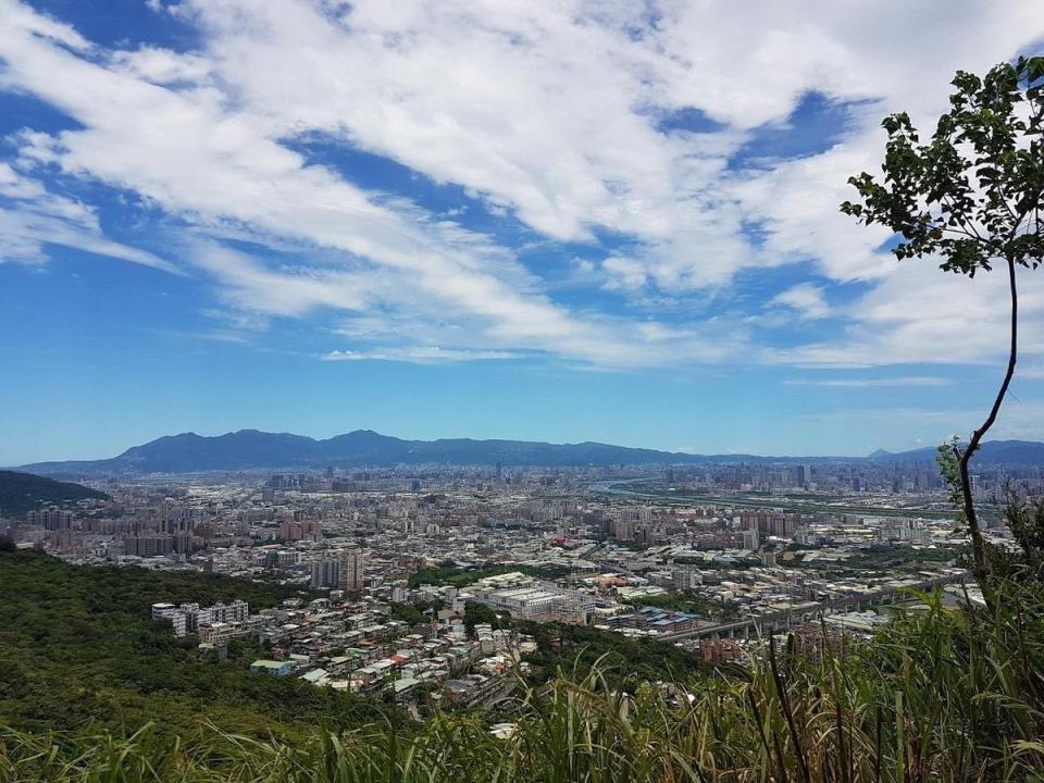 大棟山的一等三角點405高地，具有美麗開闊視野。（那米哥旅行社提供）