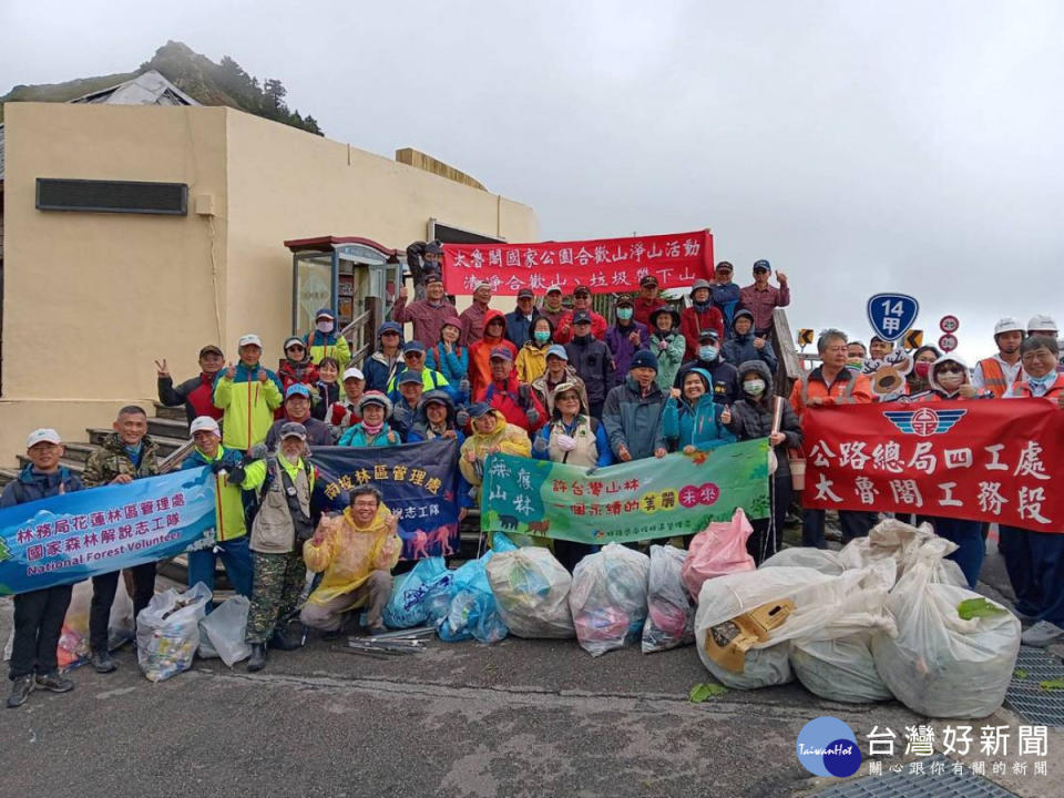 南投林區管理處與花蓮林區管理處及太魯閣國家公園、埔里工務段等單位共同辦理「112年合歡山聯合淨山活動」 。