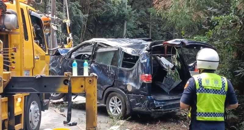 休旅車遭撞擊墜落山谷。（圖／翻攝畫面）