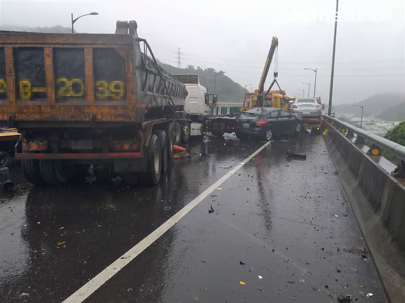 拖吊車處理事故遭砂石車追撞。（圖／翻攝畫面）