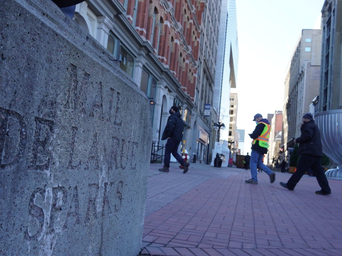 People walk through downtown Ottawa on Nov. 10, 2021, during the COVID-19 pandemic.  (Hugo Belanger/Radio-Canada - image credit)