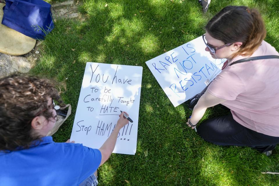 Protestors make signs before a pro-Israel rally at Indiana University in Bloomington, Ind., Thursday, May 2, 2024. (AP Photo/AJ Mast)