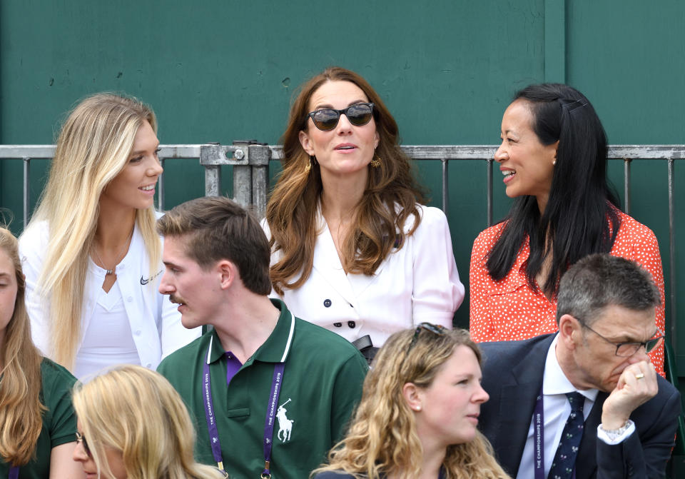 Kate sieht in Wimbledon zwischen Tennisspielerin Katie Boulter und der pensionierten britischen Spielerin Anne Keothavong zu. Foto: Getty