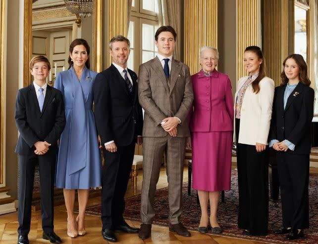 丹麥王室成員，左至右為文森特王子、王儲妃瑪莉、王儲弗雷德里克、克里斯蒂安王子、女王瑪格麗特二世、伊莎貝拉公主、約瑟芬公主。（翻攝自detdanskekongehus IG）