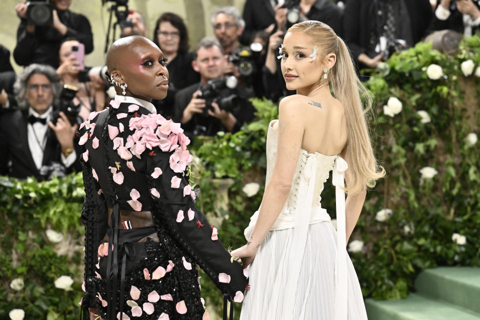 Cynthia Erivo, izquierda, y Ariana Grande llegan a la gala benéfica del Instituto del Vestido del Museo Metropolitano de Arte para celebrar la inauguración de la exposición "Sleeping Beauties: Reawakening Fashion" el lunes 6 de mayo de 2024, en Nueva York. (Foto Evan Agostini/Invision/AP)