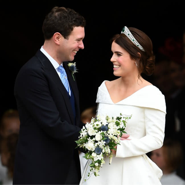 La princesa Eugenia con su esposo Jack Brooksbank en el día de su boda credit:Bang Showbiz