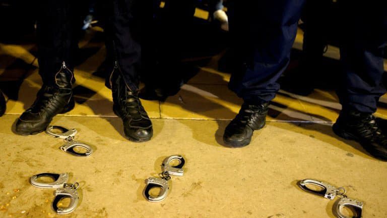 Des policiers français ont déposé des menottes à terre, lors d'une manifestation sur la place du Trocadéro à Paris le 14 juin 2020 - Thomas Samson