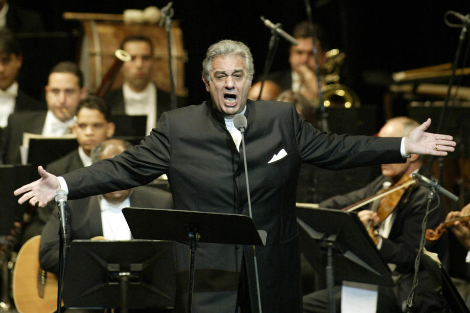 ARCHIVO - En esta imagen de archivo del jueves 22 de enero de 2004, Plácido Domingo canta en el Teatro Nacional en Santiago de los Caballeros, en República Dominicana. (AP Foto/Miguel Gómez, Archivo)