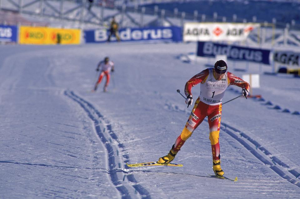 Antes de aquellos Juegos ya consiguió éxitos importantes. En 1999 ganó la Copa del Mundo y en el Campeonato del Mundo de Esquí Nórdico, en el 2001, se llevó el oro en los 50 kilómetros y la plata en los 20 km persecución. Su nombre ya empezaba a sonar en los medios, aunque nada que ver con lo que sucedería en febrero de 2002. (Foto: Al Bello / Allsport / Getty Images).