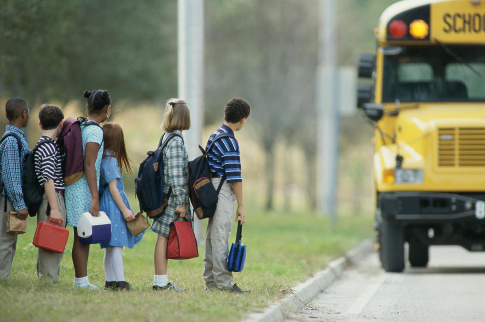 Weil einer Schülerin wiederholt die Nutzung des Schulbusses untersagt wurde, erteilt ihr Vater ihr eine kleine Lektion. (Symbolbild: Getty Images/ Valueline)