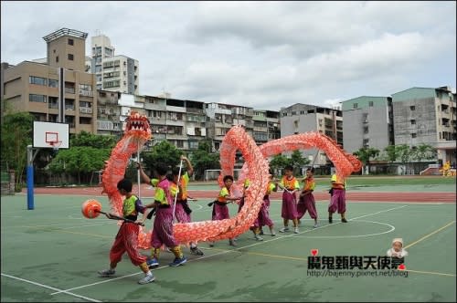 《新北市蘆洲景點美食》環堤大道寵物彩繪階梯(最新景點)．蘆洲李宅古蹟(抓周收涎熱點)．阿六切仔麵(捷運蘆洲站)．得勝街廟口米苔目(捷運三民高中站)