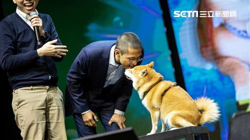 吳怡農「嘴對嘴」餵柴犬肉乾。