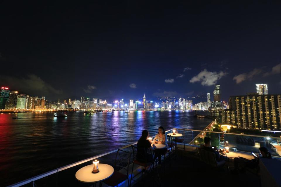 鏡頭往右轉，是一大片璀璨的港島夜景，還可遠眺摩天輪。