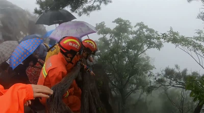 消防員出動為遊客找手機。（圖／翻攝自廬山消防微信）