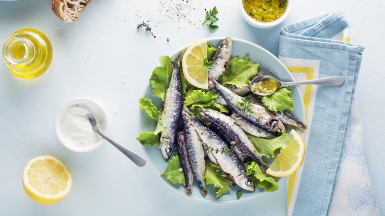 Sardine salad with lemon slices