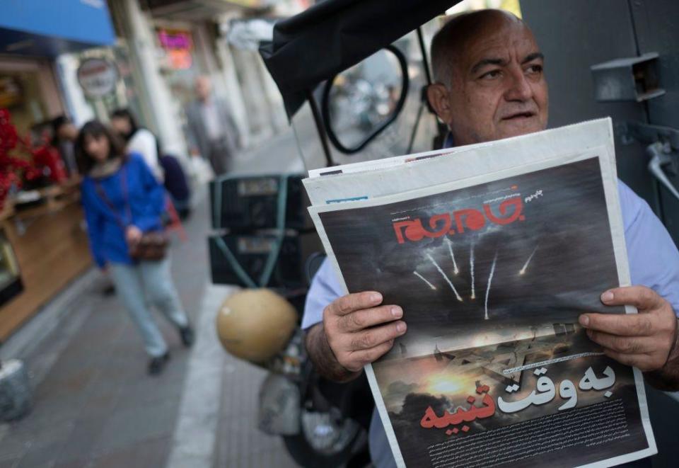 Persona con el diario en Irán