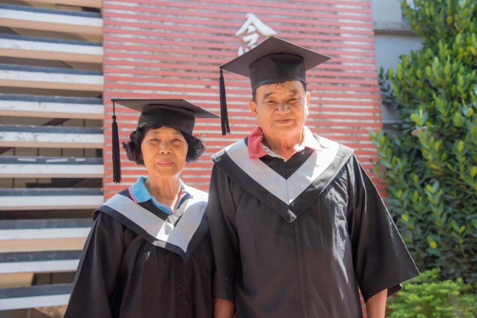 嘉南藥理大學讓阿公、阿嬤們穿上學士袍一起合影留念。（記者黃文記攝）