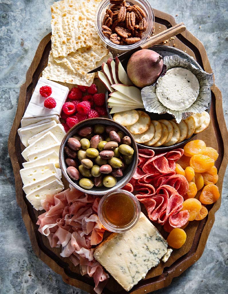 Plateau de fromage et charcuterie, framboises et figues