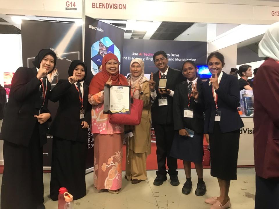 Nurul Elisha, Laila Yasmin, Nor Azzyati, Siti Hajar Muhammad, Kaneshwaran, Sivaaney, Yathavi Muniandy from SMK Banting. — Picture courtesy of SMK Banting team