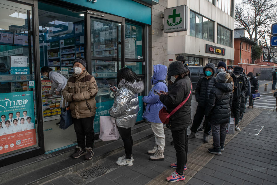 Personas formadas en la farmacia de un hospital en Pekín, el 20 de diciembre de 2022. (Gilles Sabrie/The New York Times)