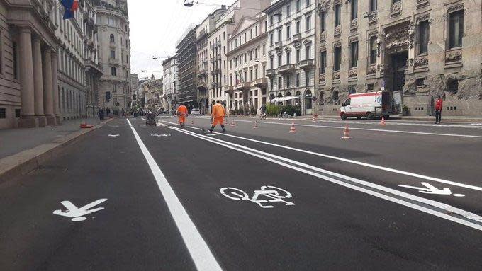 米蘭近日開始增闢自行車專用道，號稱將轉變為適合人居的未來城市。（翻攝推特@demescope）