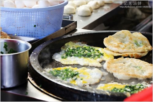 【食記│台東】海濱公園黃記蔥油餅~塔香加持、蔥爆量、邪惡雙蛋的限量蔥油餅