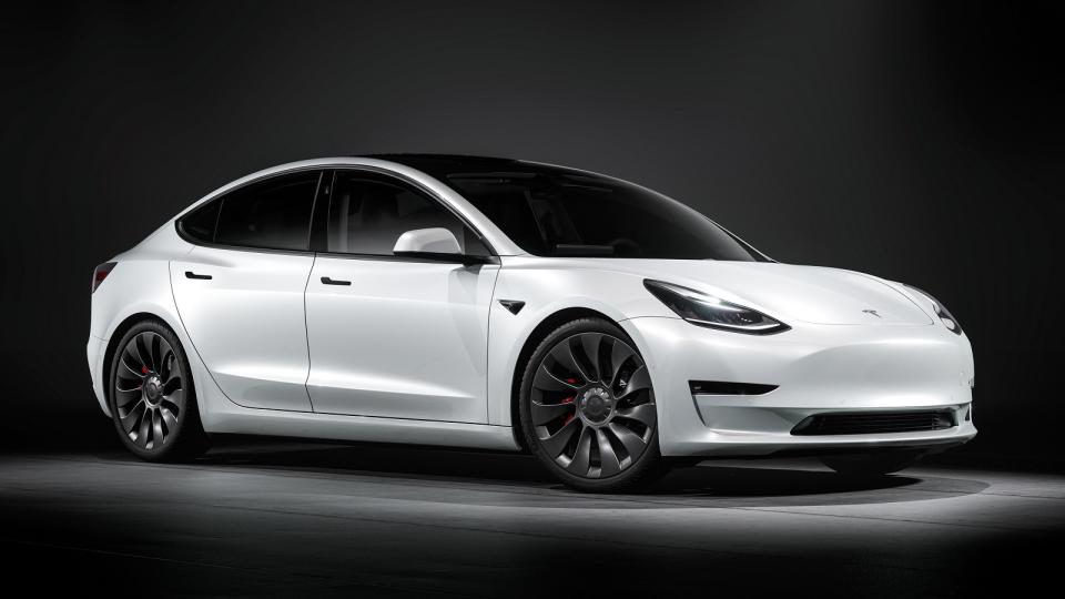 Model 3第四季新車終於到港，並隨即登上豪華車掛牌數冠軍。(圖片來源/ Tesla)