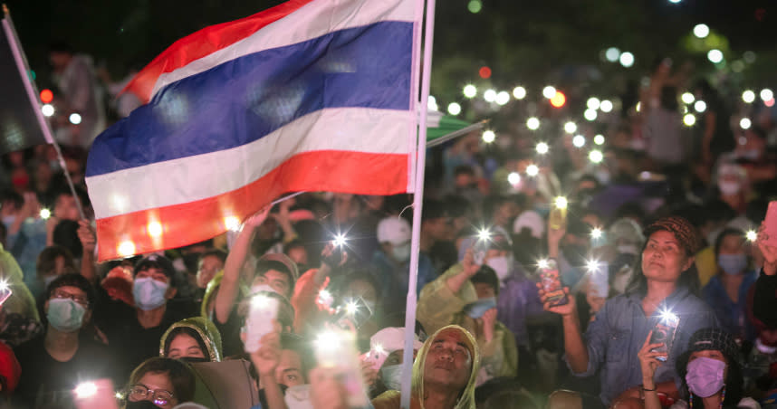 泰國學生夜宿皇家田廣場，現場抗議民眾用手機點起一片燈海。（圖／達志／美聯社）