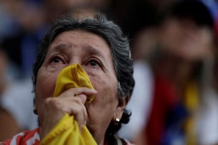 A woman cries during a rally where opposition supporters pay tribute to victims of violence in protests against Venezuelan President Nicolas Maduro's government, in Caracas, Venezuela July 31, 2017. REUTERS/Ueslei Marcelino