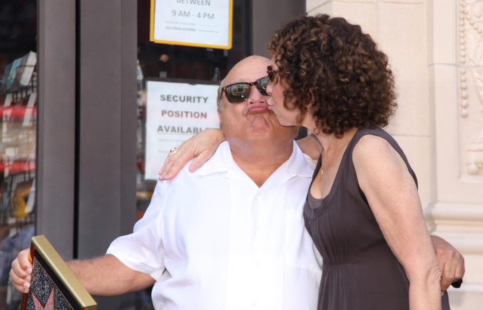 Rhea Perlman Danny DeVito kissing