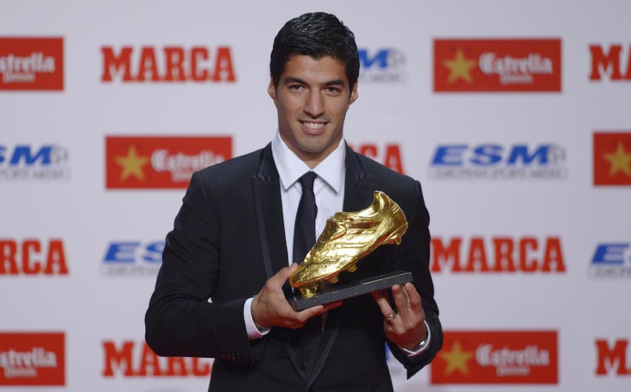 El jugador del Barcelona, Luis Suárez, posa con la Bota de Oro al máximo goleador del fútbol europeo el miércoles, 15 de octubre de 2014, en Barcelona. (AP Photo/Manu Fernandez)