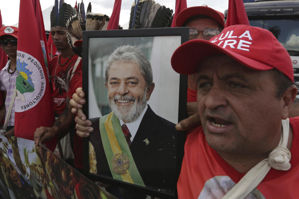 Ein Unterstützer hält bei einer Demonstration für die Freilassung Lulas dessen Porträt hoch. (Bild: AP Photo/Eraldo Peres)