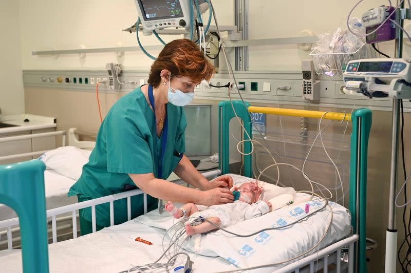 La bebé española de dos meses Naiara, quien recibió un transplante de corazón en una cirugía pionera, en imagen entregada, Hospital Gregorio Marañón, Madrid