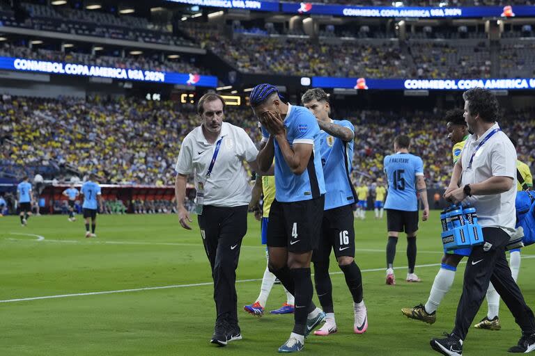 Ronald Araújo salió lesionado ante Brasil y todo parece indicar que no volverá a jugar en la copa