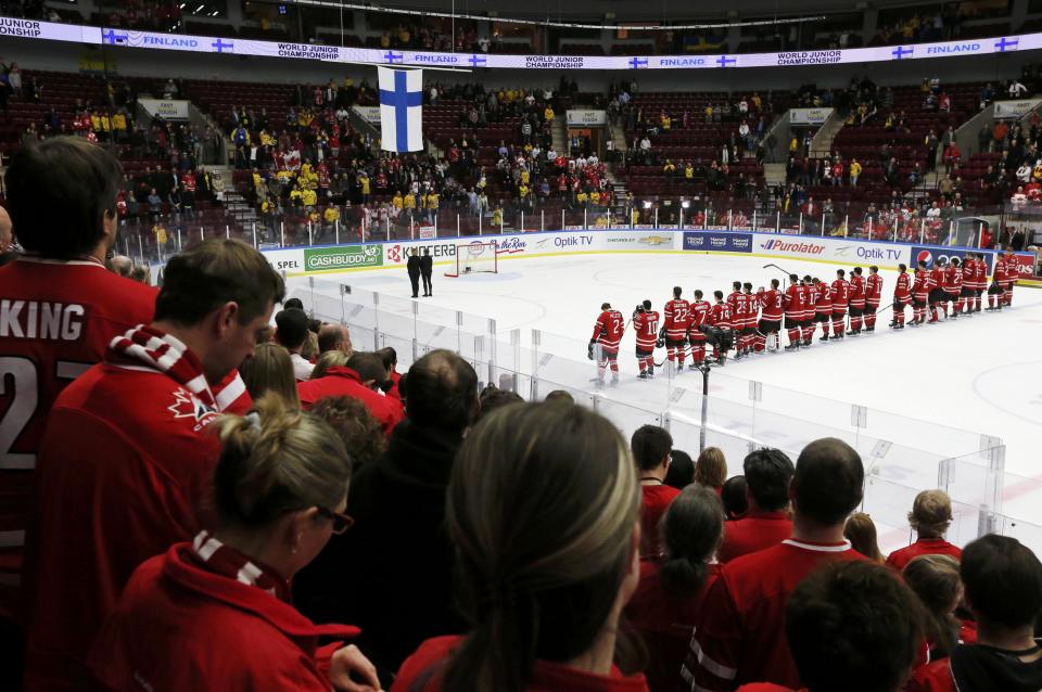 Canada's players watch the flag of winning team Finland being raised after their IIHF World Junior Championship ice hockey game in Malmo, Sweden, January 4, 2014. REUTERS/Alexander Demianchuk (SWEDEN - Tags: SPORT ICE HOCKEY)