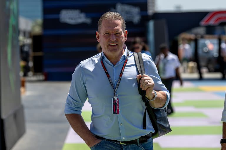 Jos Vertappen en los boxes de un circuito de Fórmula 1, una imagen que se repite cada vez que su hijo corre una carrera