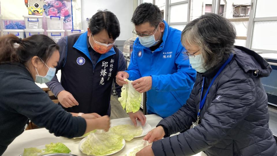 顏麗珠(右起)、陳鴻源與邱烽堯製作高麗菜捲。   圖：竹林中學提供