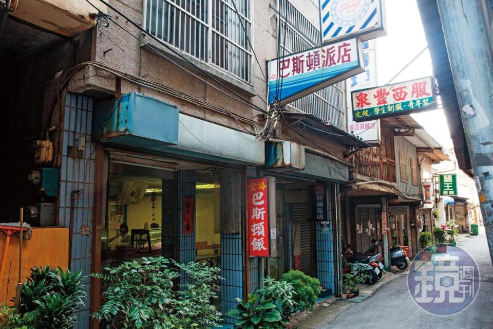 位在巷弄內的巴斯頓派店燈光昏黃，很有歷史感。