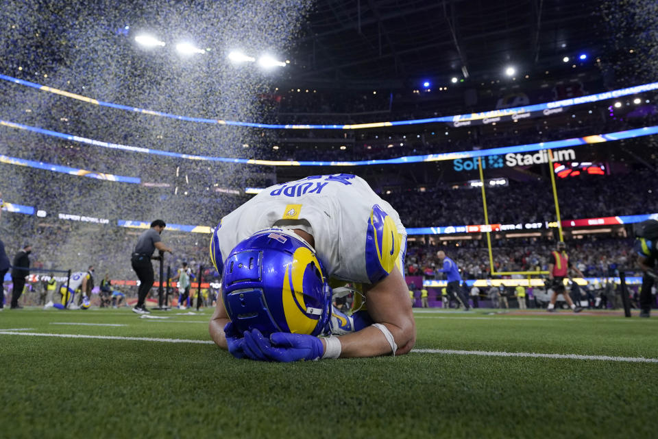 El receptor de Los Angeles Rams Cooper Kupp (10) celebra en el campo luego de la victoria en contra de los Cincinnati Bengals en el Super Bowl 56, el domingo 13 de febrero de 2022 en Inglewood, CA. Los Rams derrotaron a los Bengals 23-30. (AP Foto/Steve Luciano)