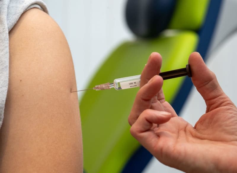 Gynecologist Stephanie Eder gives an injection into the upper arm of a teenager during the HPV vaccination in a gynecologist's practice. The European Commission will present proposals to the EU member states on Wednesday on how to get more people vaccinated against HPV viruses, the EU Health Commissioner Stella Kyriakides announced on Tuesday night. Stefan Puchner/dpa