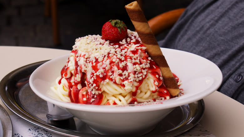 Spaghetti ice cream with cookie