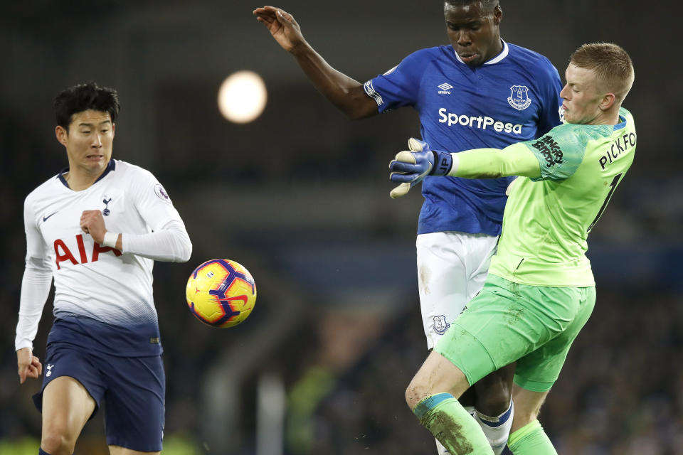 Jordan Pickford and Kurt Zouma collide, giving Son Min-Yeung the opportunity to level