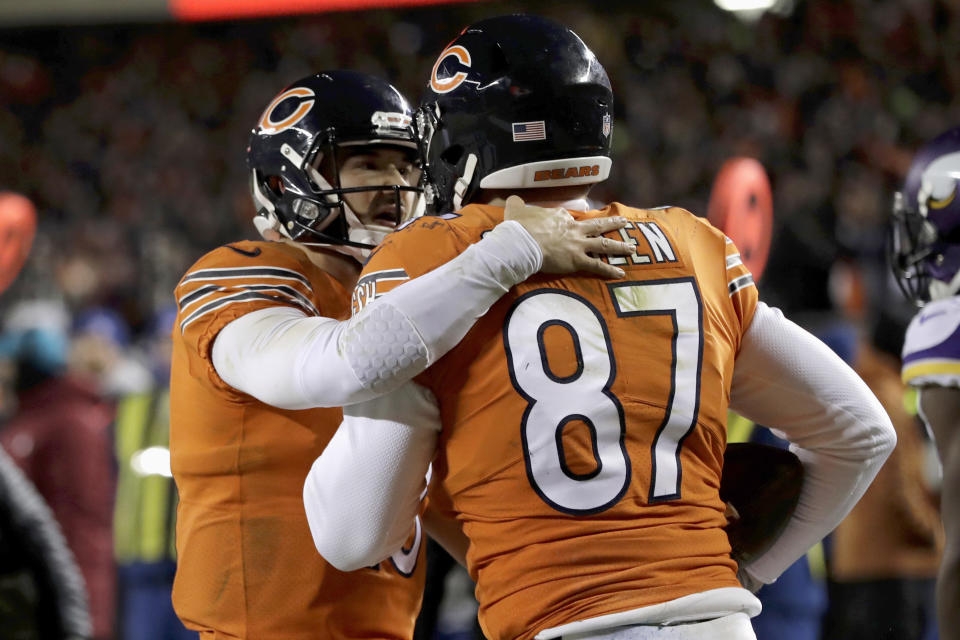 Mitchell Trubisky (izquierda), quarterback de los Bears de Chicago, festeja con el tight end Adam Shaheen, quien atrapó un pase para una conversión en el duelo ante los Vikings de Minnesota, el domingo 18 de noviembre de 2018 (AP Foto/Nam Y. Huh)