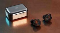 <p>Partiamo dal lato dolente degli auricolari Master & Dynamic MW07 True Wireless Earphones: la batteria è tra le più deboli del lotto con una vita che arriva appena a 3,5 ore (14, all’interno del case). Tuttavia, sono attraenti sotto il profilo del design grazie alla scelta di acetato e acciaio che viene ripreso dai dettagli argentei della custodia dotata anche di magnete. </p>