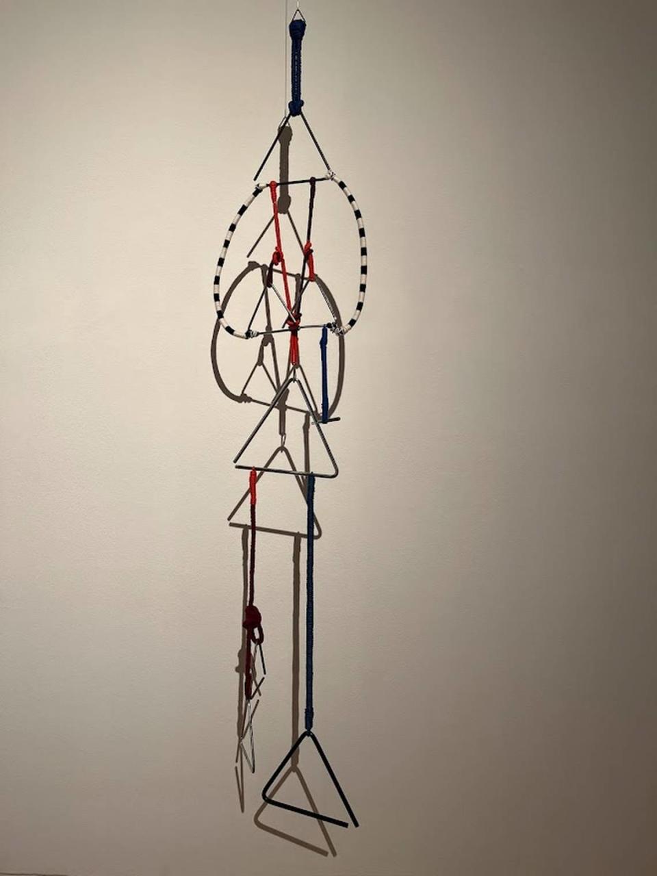 ‘Triângulo Tererê 2 (Triangle “Tererê 2)’, 2020, de Vivian Caccuri (Brasil). Triángulos de percusión, algodón, cuerda, nylon.