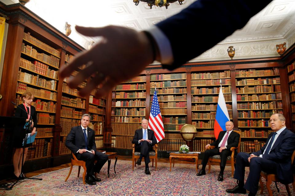 Un oficial de seguridad les indica a los periodistas que retrocedan y se alejen de los mandatarios y sus ministros de Exteriores. (Photo by DENIS BALIBOUSE / POOL / AFP) (Photo by DENIS BALIBOUSE/POOL/AFP via Getty Images)