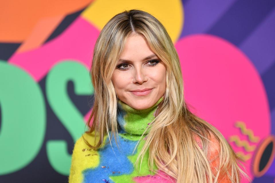 Heidi Klum wurde es in der aktuellen Ausgabe irgendwann zu bunt: Beim Catwalk wurde alles in Schwarz getaucht. (Bild: 2021 Amy Sussman/KCA2021/Getty Images)