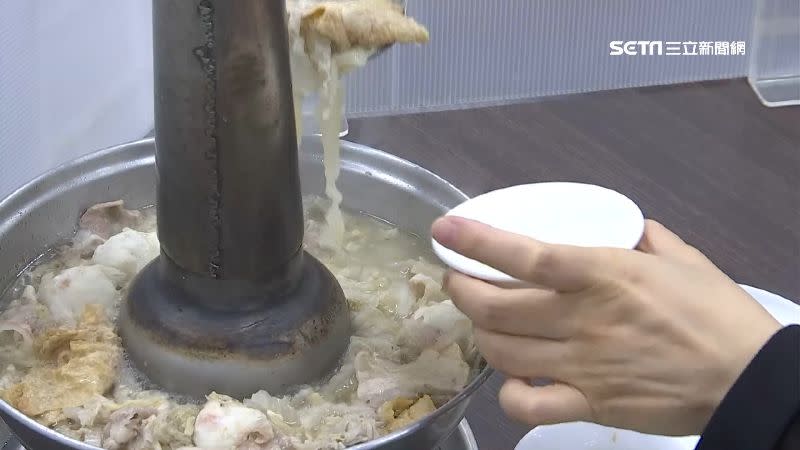 高雄知名酸白菜火鍋將食材一分為二。