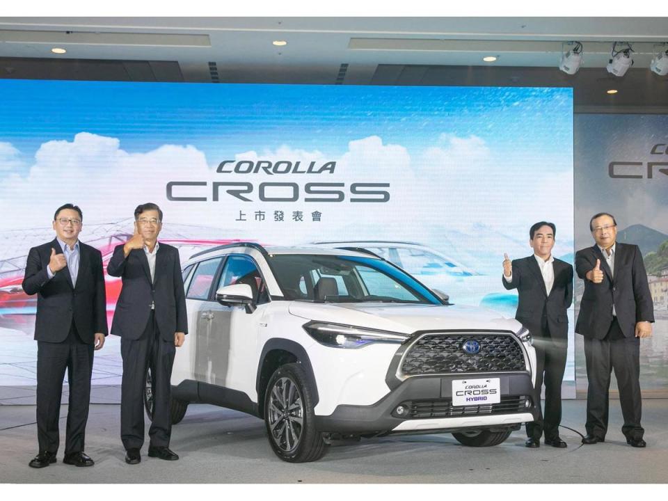 COROLLA CROSS為過去20年來，唯一單月領牌數突破6,000台的車款。 (左起和泰汽車蘇純興總經理、黃南光董事長、國瑞汽車長沼一生董事長、林永裕總經理)