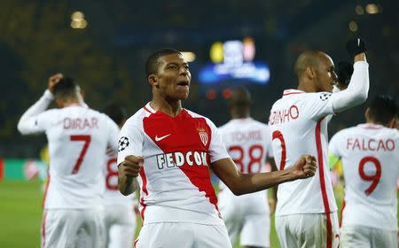 Foto del miércoles del jugador del Mónaco Kylian Mbappe-Lottin celebrando tras marcar el trecer gol de su equipo ante Burussia Dortmund. 12/4/17 El juvenil Kylian Mbappe marcó dos goles el miércoles para darle al Mónaco una victoria 3-2 como visitante sobre Borussia Dortmund por los cuartos de final de la Liga de Campeones, un partido pospuesto en la jornada previa por un ataque con explosivos contra el bus del equipo alemán. Reuters / Ralph Orlowski